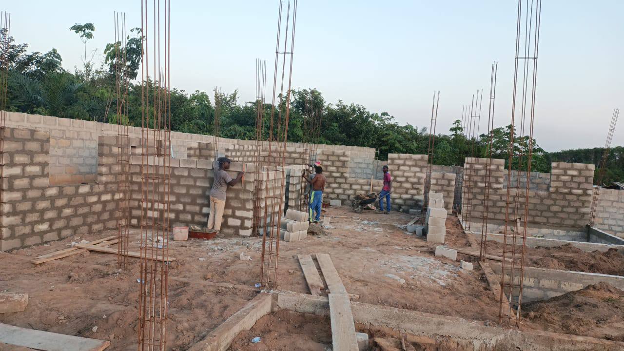 Chantier de construction en cours a Abidjan