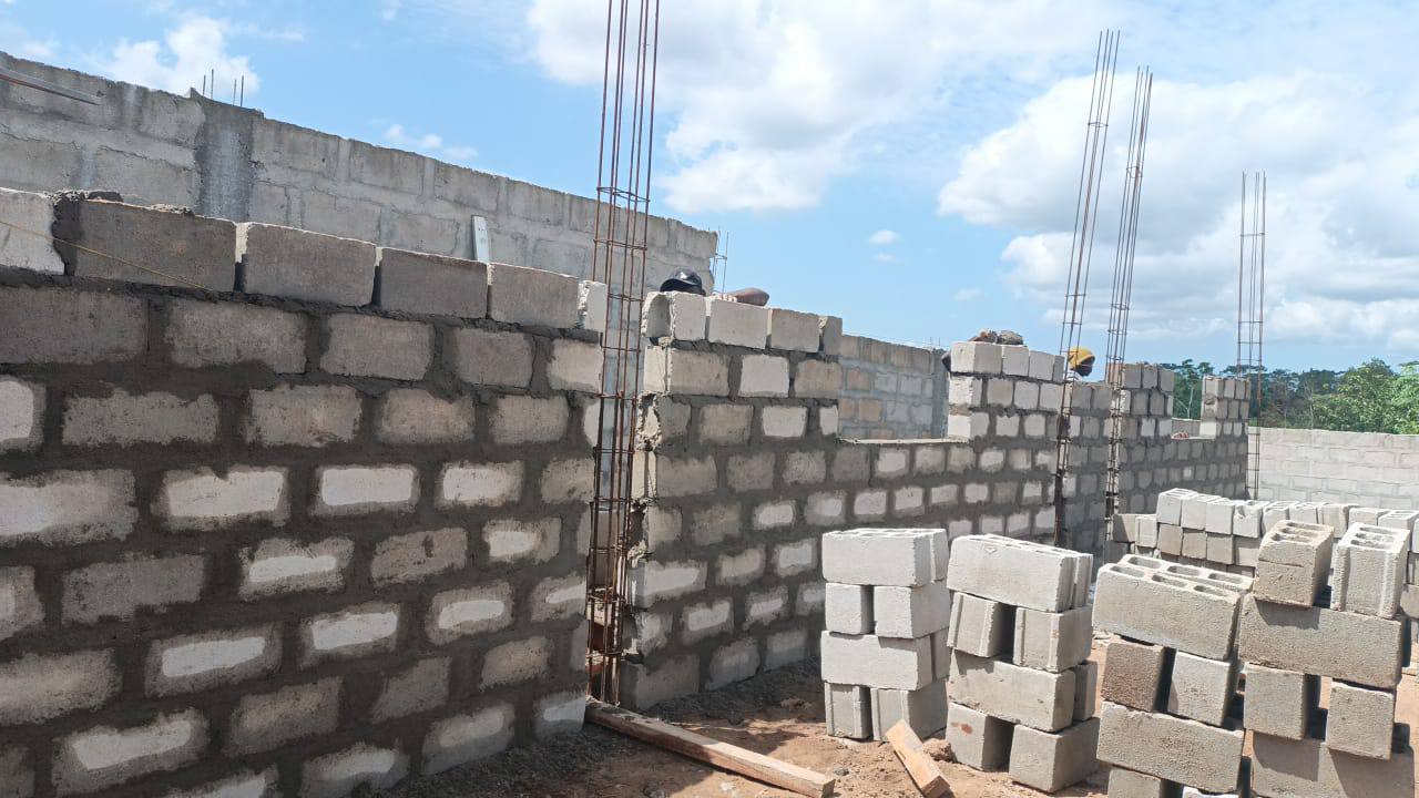 Murs en blocs et armatures sur chantier