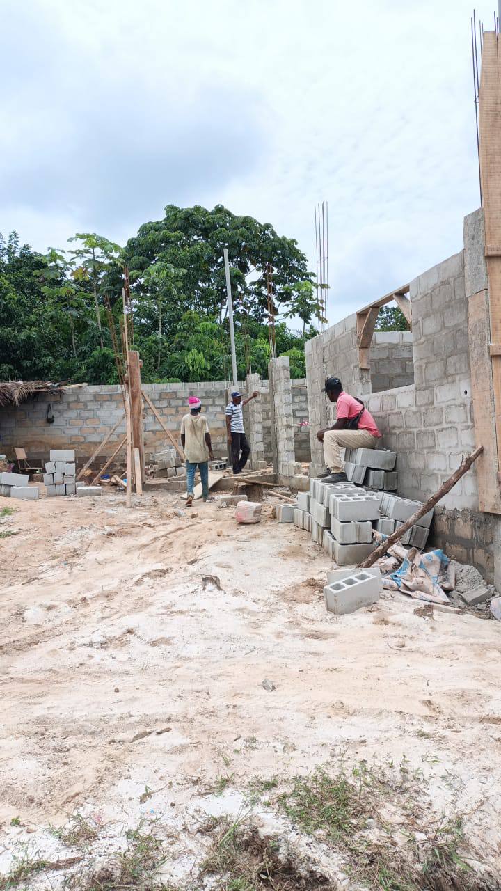 Equipe sur chantier avec materiaux et murs en cours